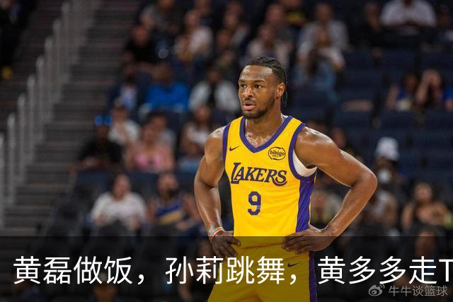 黄磊做饭，孙莉跳舞，黄多多走T台，网友：一家子都在不擅长的领域闪闪发光